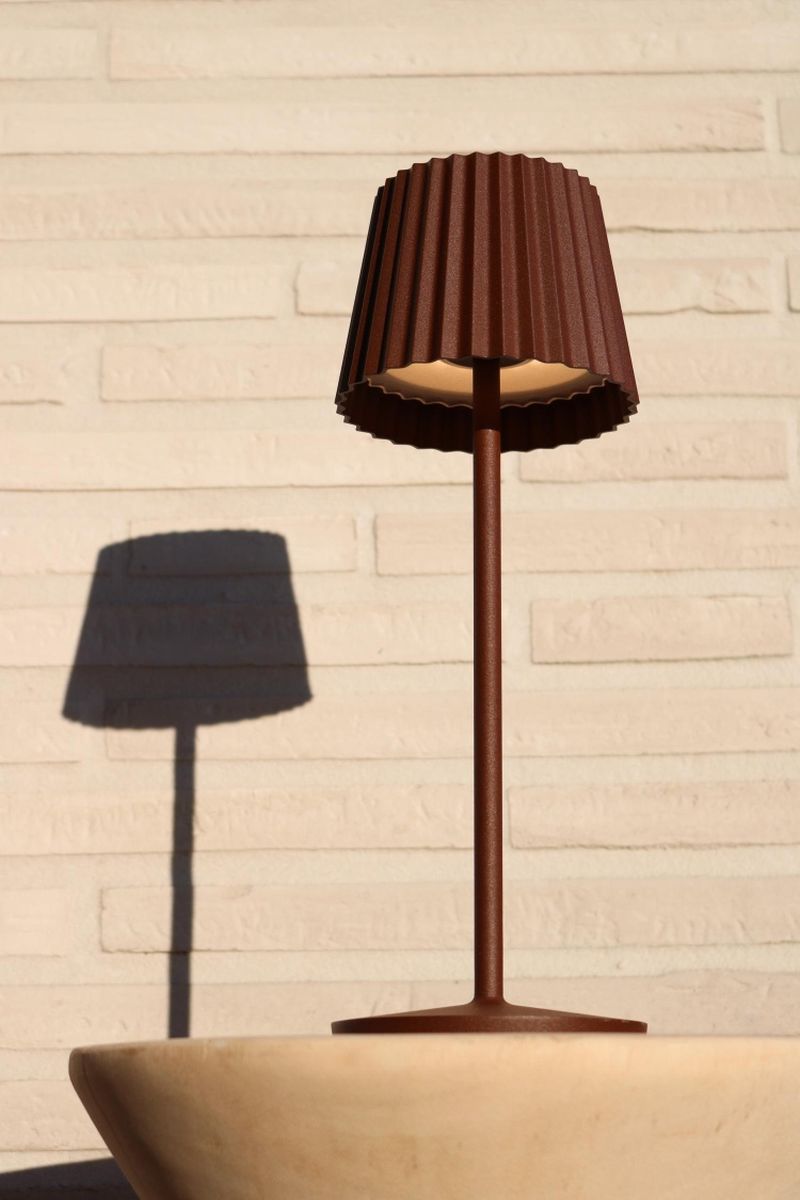 Lucide JUSTINE - Nabíjacia stolová lampa Vonkajšia - Batéria - LED Rozm. - 1x2W 2700K - IP54 - S bezdrôtovou nabíjacou podložkou - Rust Brown